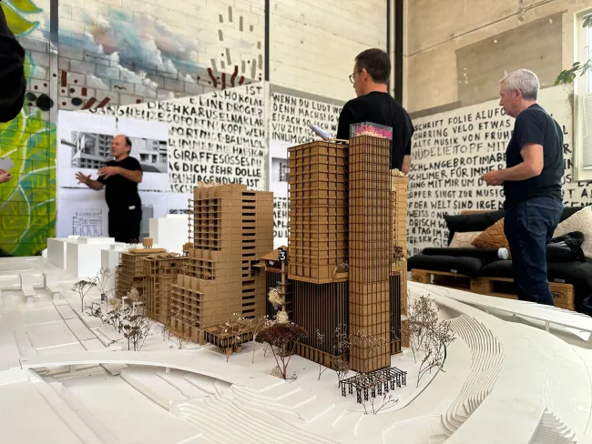 Kollaborativen Zusammenarbeit &laquo;Werkstatt Wankdorfcity 3&raquo;: Das Vor- und Bauprojekt und Bauprojekt wurde in koordinierte Zusammenarbeit mehrerer Architektur- und Fachplanungspartner entwickelt. Ein Begleitgremium aus externen Fachleuten sowie Vertreterinnen und Vertretern der Stadt Bern, der Burgergemeinde Bern und des Quartiers war Teil der Werkstatt und begleitete das Projekt &uuml;ber die Planung hinweg.