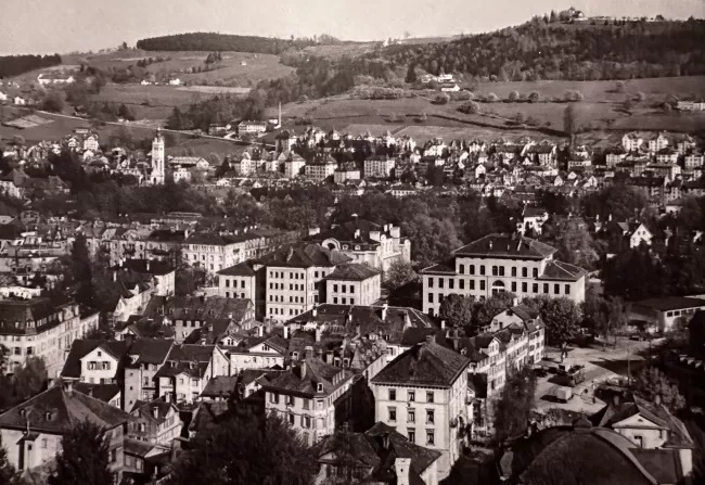 Ansicht St. Jakob Vorstadt vom Rosenberg (heutiger Standort Universistät St. Gallen HSG),  Ansichtskarte 1948, Foto Gross, Sammlung L. Hungerbühler
